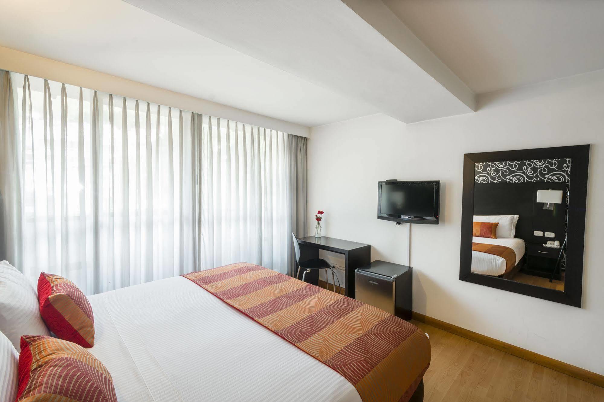 Hotel L'Etoile Javeriana Богота Екстериор снимка